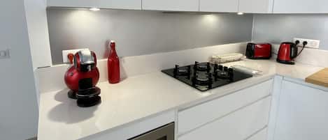 Frigorifero, microonde, forno, piano cottura