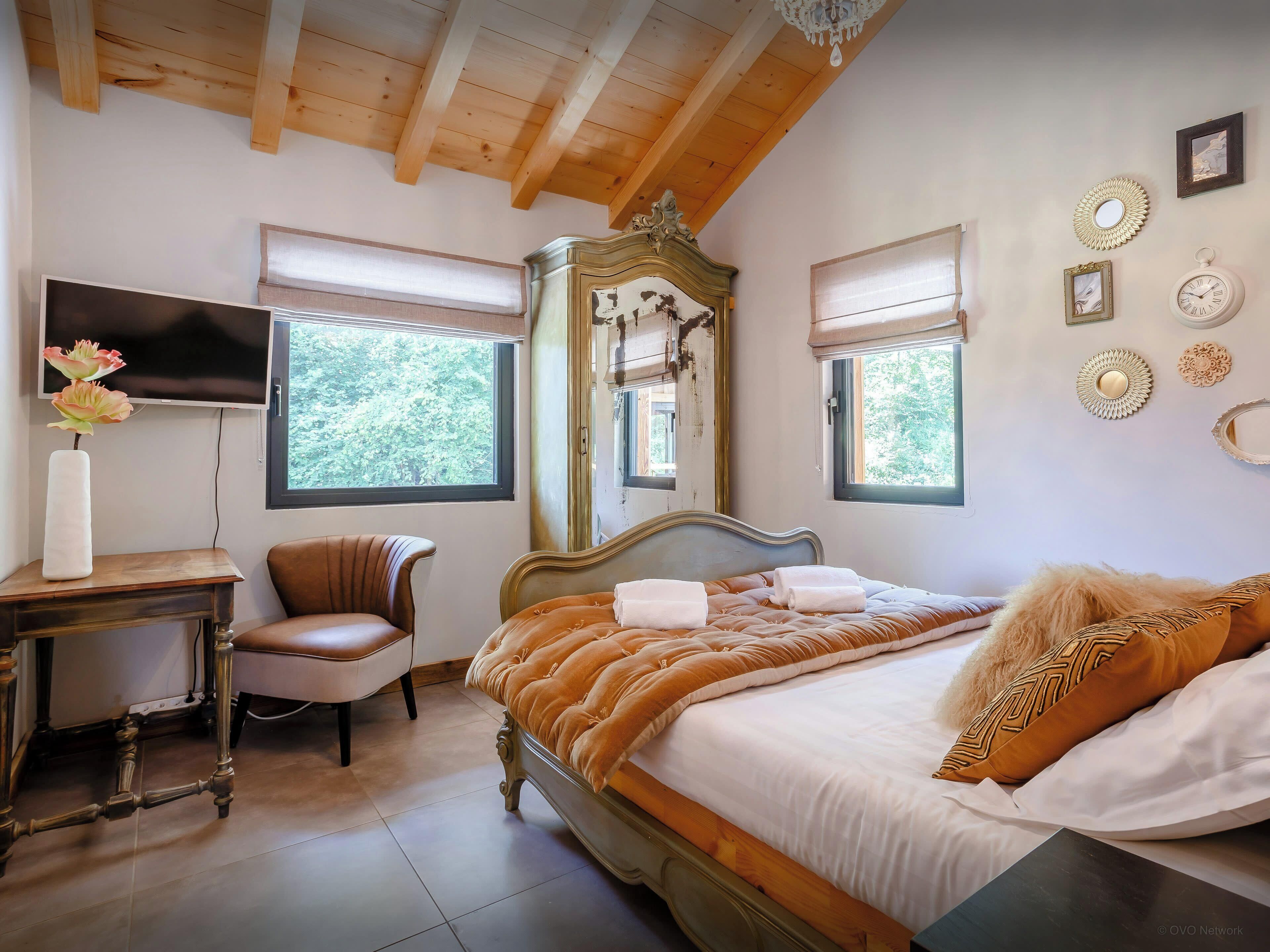 7 bedrooms, iron/ironing board, WiFi, bed sheets