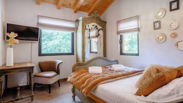 7 bedrooms, iron/ironing board, WiFi, bed sheets