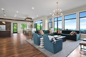 Televisión, chimenea, reproductor de DVD y tenis de mesa 