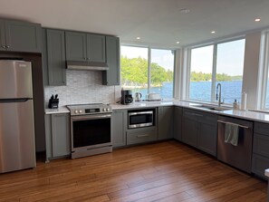Coffee/tea maker, fridge, microwave, oven - Lakefront for 15, private beach and dock (Dedham)