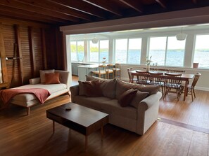 Books - Lakefront for 15, private beach and dock (Dedham)