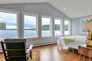 5 bedrooms, iron/ironing board, travel cot, WiFi - Lakefront for 15, private beach and dock (Dedham)