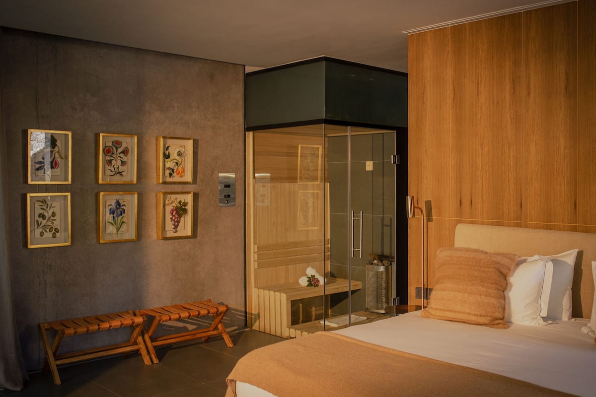 Premium bedding, down duvets, pillow-top beds, minibar