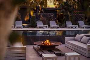 Piscina externa, guarda-sóis, espreguiçadeiras