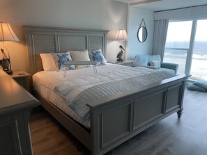 2 bedrooms, free WiFi, bed sheets - On the Beach #EZ Grace West end , Pier park Beautiful Sunsets  #Peaceful (Panama City Beach)