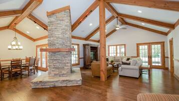 Smart-TV, Kamin, Tischtennisplatte, Bücher