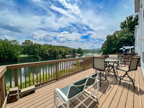 Outdoor dining - Lake Front ~ 2 BR WALK-IN with Large Deck! FREE TICKETS INCLUDED! (AP79-1) (Branson)