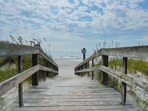 Endless Oceanfront Upper Floor Views of Ocean/Pier from this Wonderful Condo!
