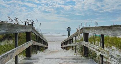 Endless Oceanfront Upper Floor Views of Ocean/Pier from this Wonderful Condo!