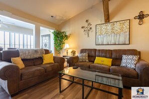 TV - Penthouse 2 BD Condo Near The Strip ~ Pool ~ FREE TICKETS INCLUDED! (CL-D11) (Branson)