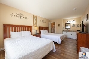 2 bedrooms, iron/ironing board, WiFi, bed sheets - Penthouse 2 BD Condo Near The Strip ~ Pool ~ FREE TICKETS INCLUDED! (CL-D11) (Branson)