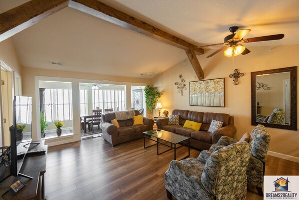 TV - Penthouse 2 BD Condo Near The Strip ~ Pool ~ FREE TICKETS INCLUDED! (CL-D11) (Branson)