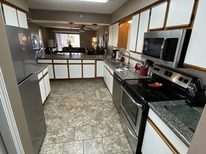 Private kitchen - Walk In | Central Location | 2 Pools & Hot Tub | FREE TICKETS INCLUDED!! (FHE-14) (Branson)