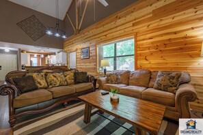 Een televisie en een open haard