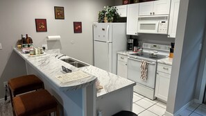 Frigorifero, microonde, forno, piano cottura