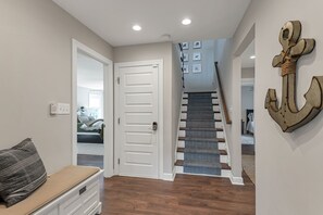 Interior - Pets Welcome! Large 4 Bed Beach View Privately Own/Operated (Norfolk)