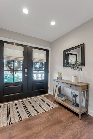 Interior - Pets Welcome! Large 4 Bed Beach View Privately Own/Operated (Norfolk)