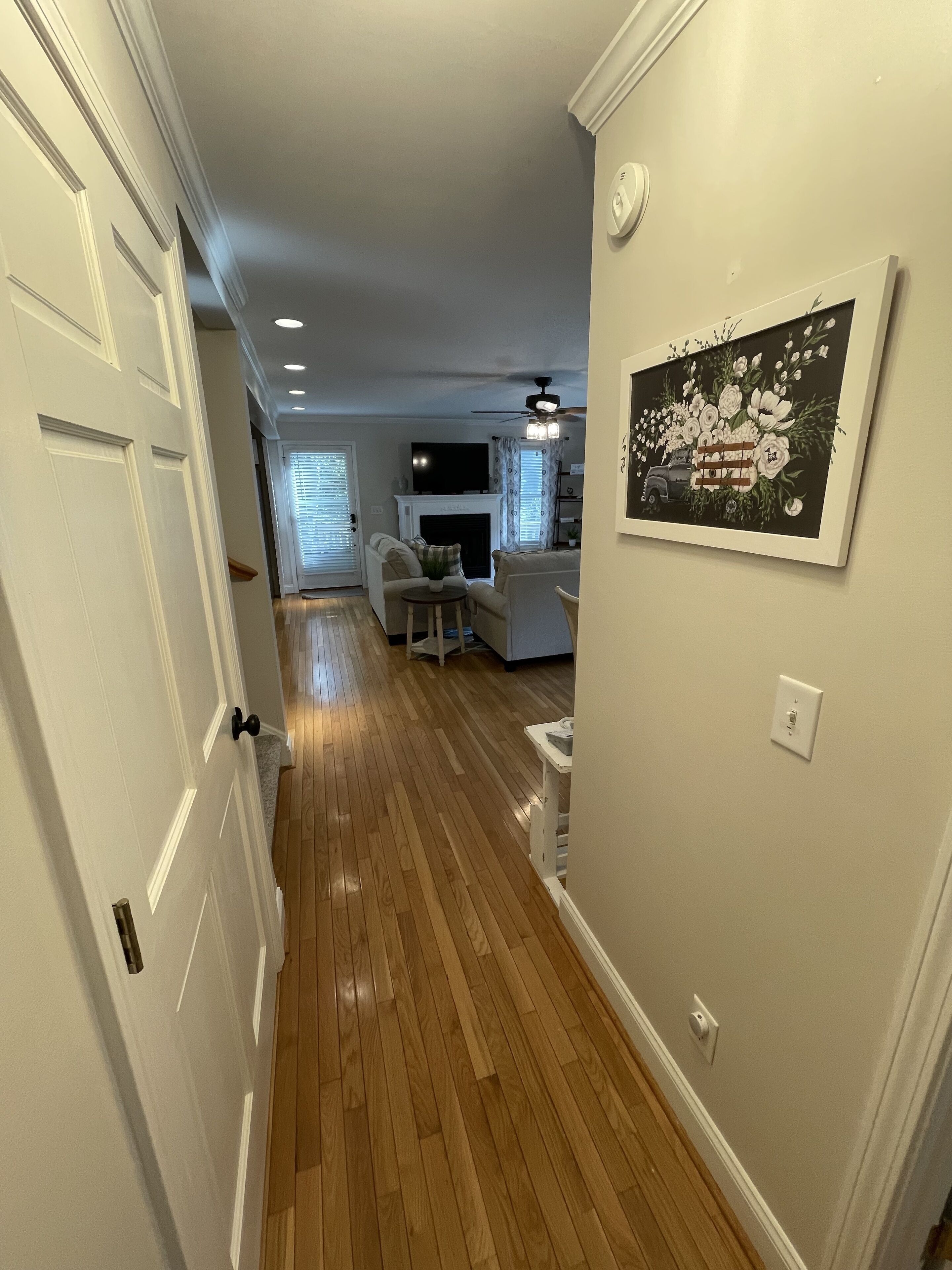 Älytelevisio, takka, pöytäjalkapallopöytä