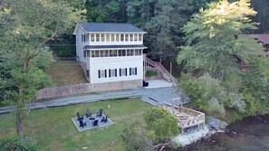 Exterior - “River Bend House” Beautiful 3/3 with Hot Tub right on the River! Amazing views! (Ellijay)