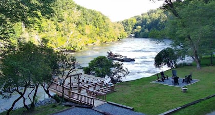 “River Bend House” Beautiful 3/3 with Hot Tub right on the River! Amazing views!