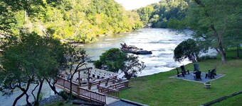 “River Bend House” Beautiful 3/3 with Hot Tub right on the River! Amazing views!