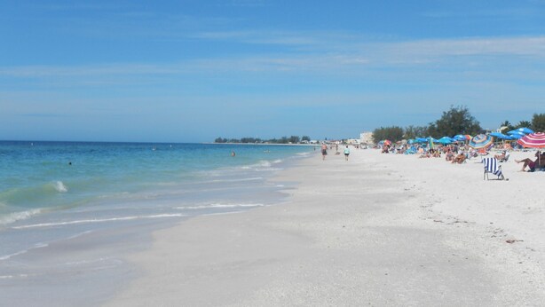 A beach with a sandy shore, umbrellas, and people. - 🌴Palms Heaven Villa•  2BR/2BA/2 Pools & Heated Hot Tubs •Near IMG / Beaches (Bradenton)
