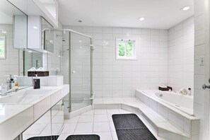 Articles de toilette gratuits, sèche-cheveux, serviettes fournies