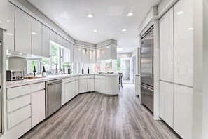 Fridge, microwave, stovetop, dishwasher - Game Room! Poconos Paradise 10 Mi to Ski Slopes (East Stroudsburg)