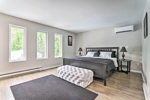 5 bedrooms, desk, iron/ironing board, Internet - Game Room! Poconos Paradise 10 Mi to Ski Slopes (East Stroudsburg)
