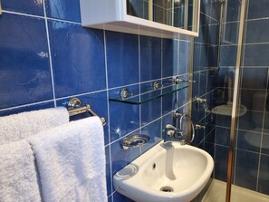 Een douche, gratis toiletartikelen, een haardroger, handdoeken