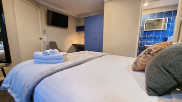 Habitación doble estándar | Ropa de cama de alta calidad, camas con pillow-top y cortinas blackout