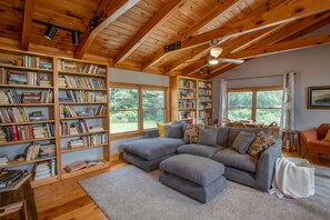 Fernseher, Kamin, Bücher