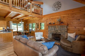 Fernseher, Kamin, Bücher