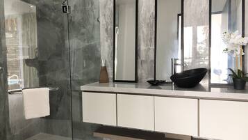 Douche, sĂšche-cheveux, serviettes fournies, savon