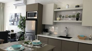 Réfrigérateur, micro-ondes, cafetiÚre/bouilloire