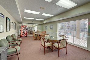 Dining - Fun Getaway Near the Beach W/ Shared Pool, Fast WiFi, Private Patio & Central AC (Corpus Christi)