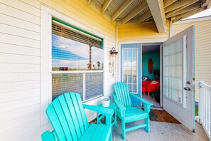 Terrace/patio - Fun Getaway Near the Beach W/ Shared Pool, Fast WiFi, Private Patio & Central AC (Corpus Christi)
