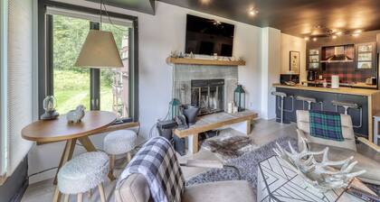 Ski-in/out gem with balcony, fast WiFi, modern decor & full kitchen