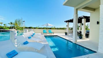 Alberca al aire libre y alberca climatizada