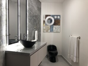 Douche, serviettes fournies, papier toilette
