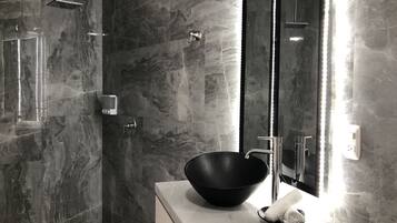 Douche, serviettes fournies, papier toilette