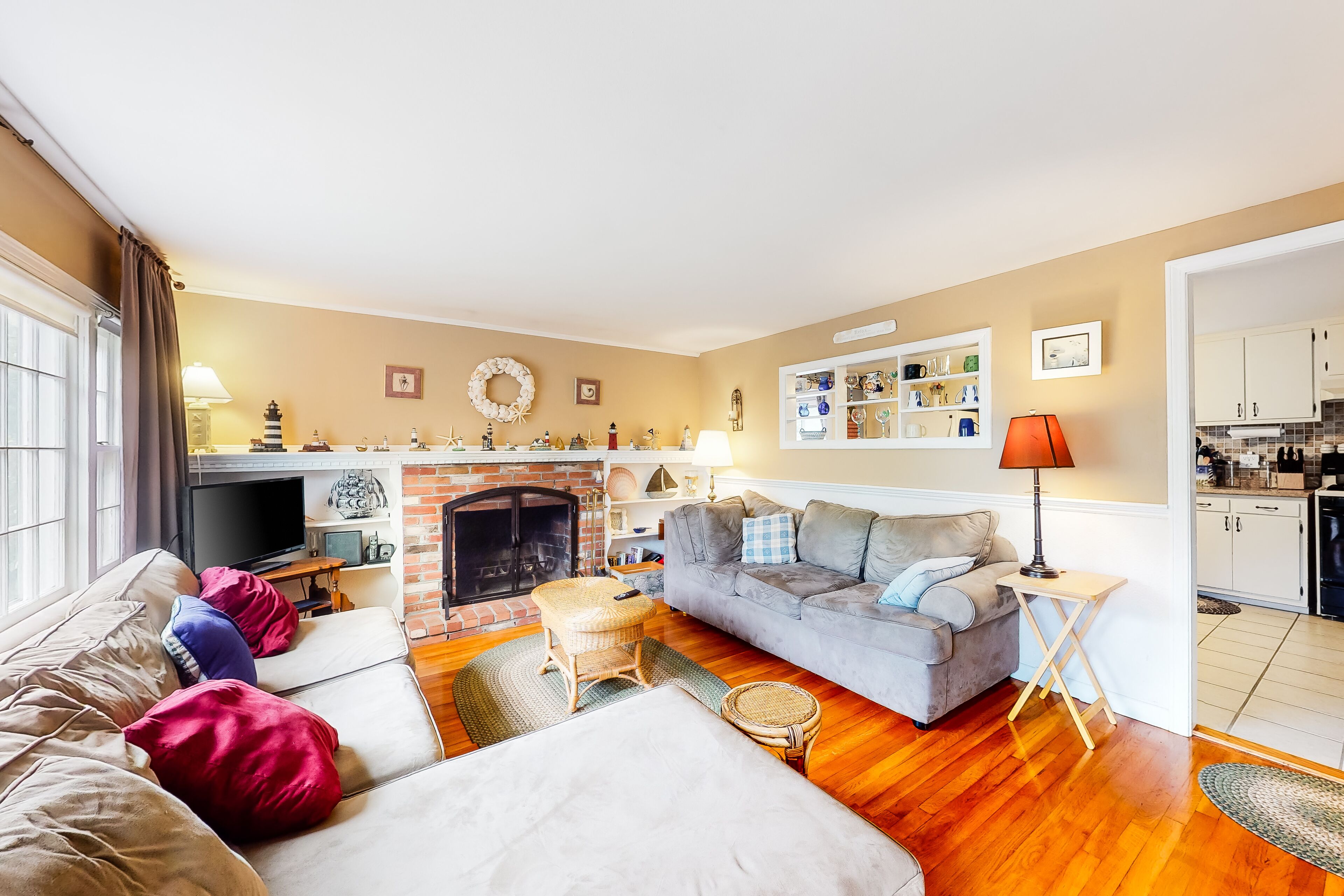Amazing home near Mayflower Beach - deck, gas grill, W/D & partial AC