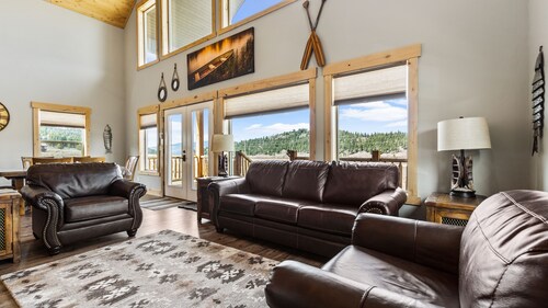 The Yellowstone Hideaway - Beautiful 3 Bedroom, 2 Bath Cabin- Sleeps 10