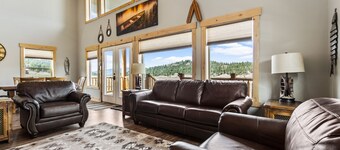 The Yellowstone Hideaway - Beautiful 3 Bedroom, 2 Bath Cabin- Sleeps 10