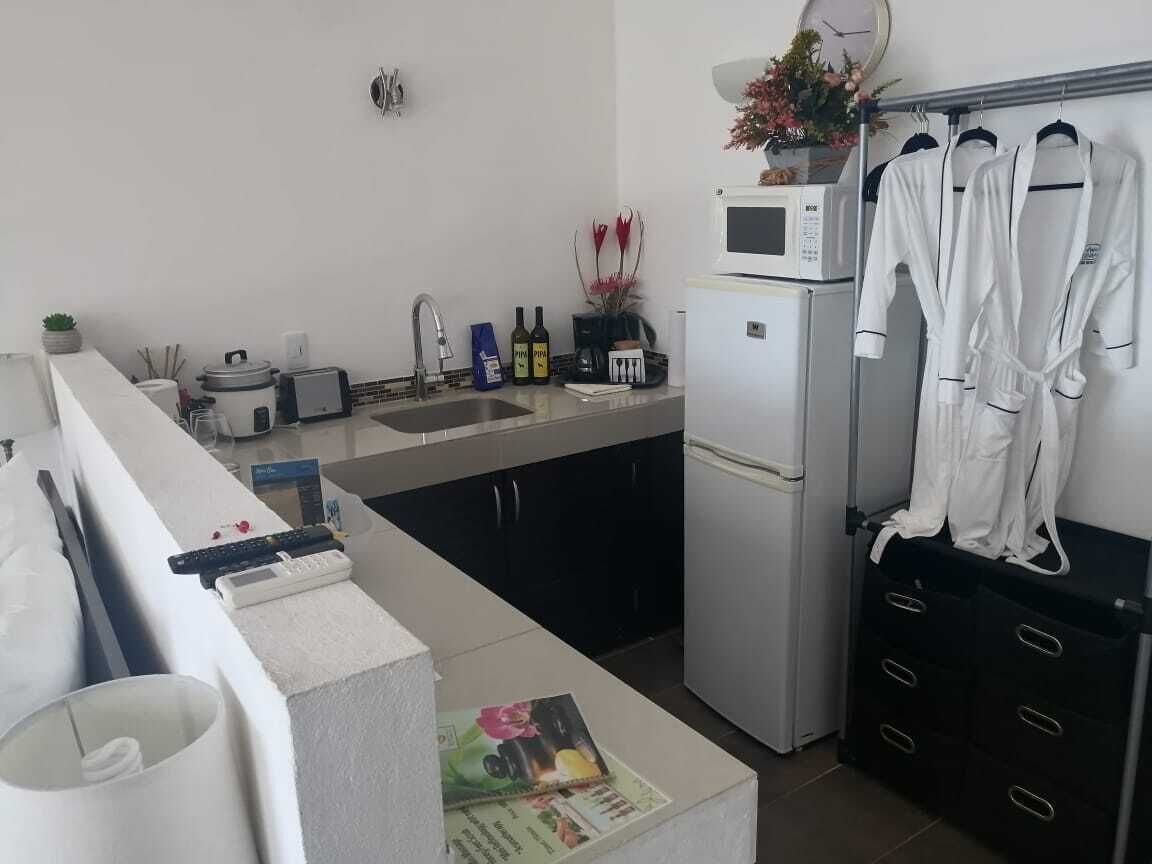 Réfrigérateur, micro-ondes, plaque de cuisson, cafetière/bouilloire