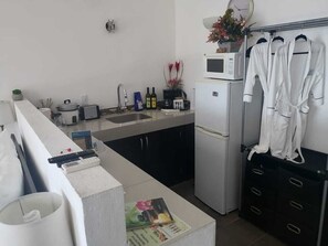 Fridge, microwave, stovetop, coffee/tea maker