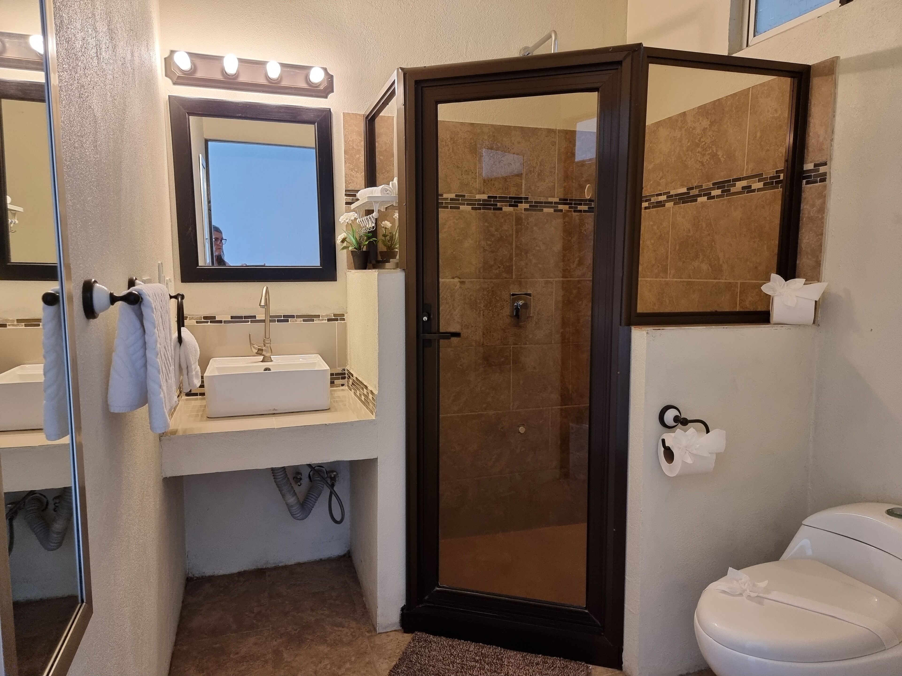 Douche, serviettes fournies, savon, papier toilette