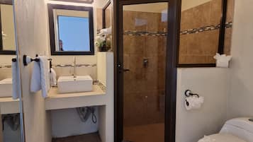 Douche, serviettes fournies, savon, papier toilette