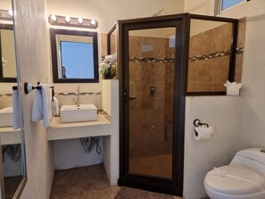 Shower, towels, soap, toilet paper - Suite 5 - Terrace Ocean y Mountain View Vista Ocean Manuel Antonio, Costa Rica (Maneul Antonio)